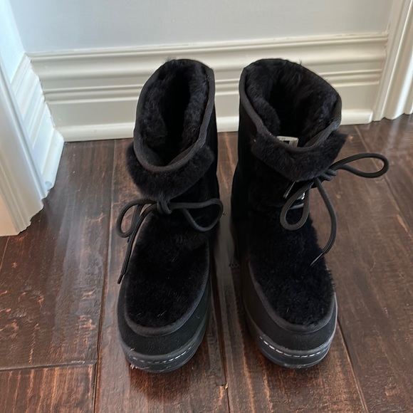 Authentic black fur with lace Ugg boots shoes size 8 - Picture 1 of 4